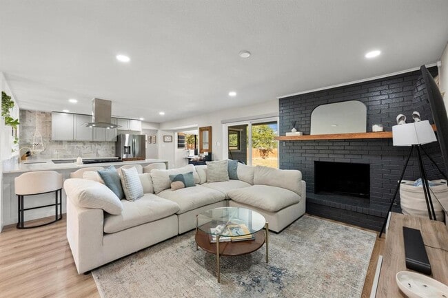 Photo - 1006 Hollybluff St