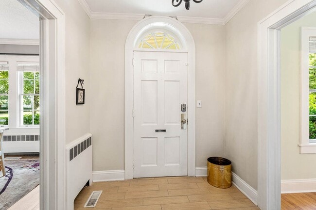 Photo - Stunning 3 bedroom FURNISHED MID-TERM RENTAL home in historic downtown Burlington