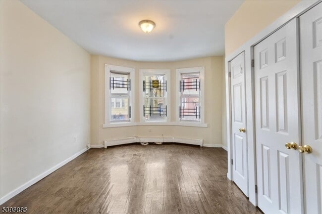 Photo - 422 Jelliff Ave