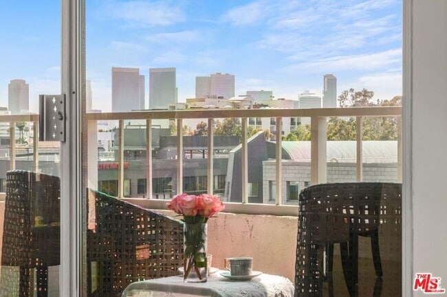 Building Photo - 339 N Palm Dr Unit PH1 Rental