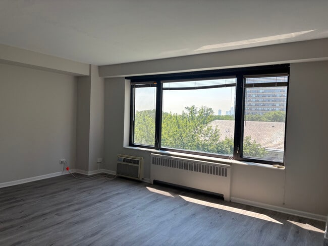Building Photo - 3100 N Lake Shore Dr Unit 706
