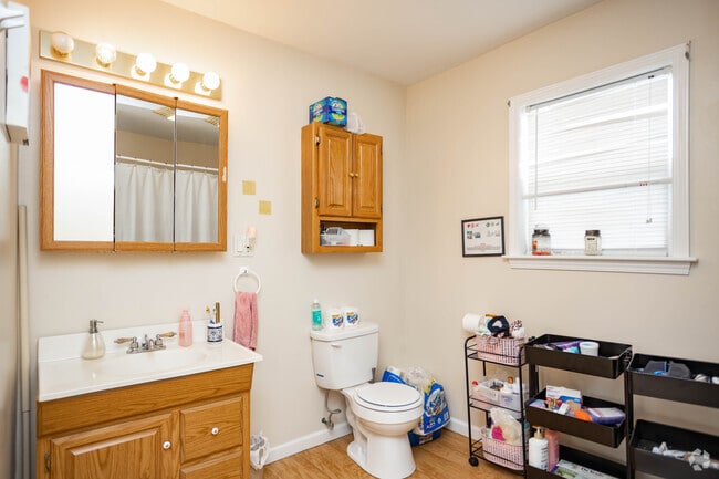 3BR, 1BA - 950SF