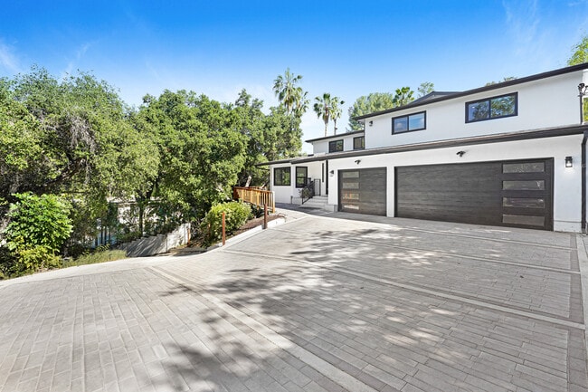 Building Photo - 4611 Louise Ave