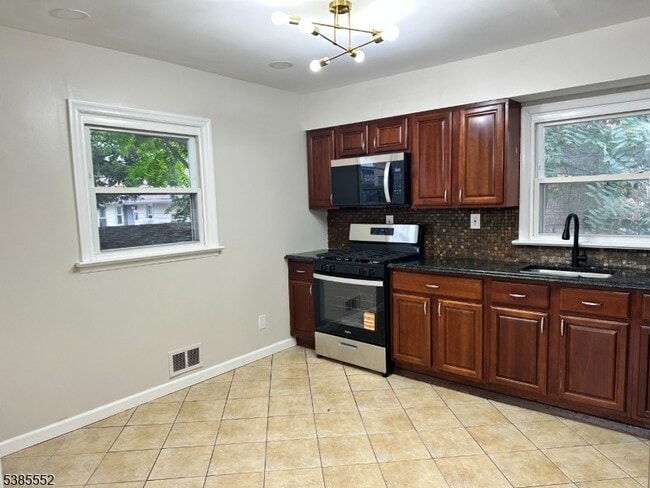 Photo - 1190 Union St