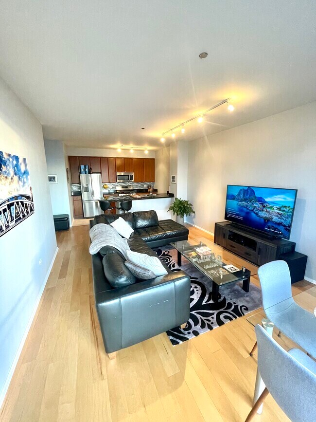 Ample Space - 330 N Jefferson St Unit 2207