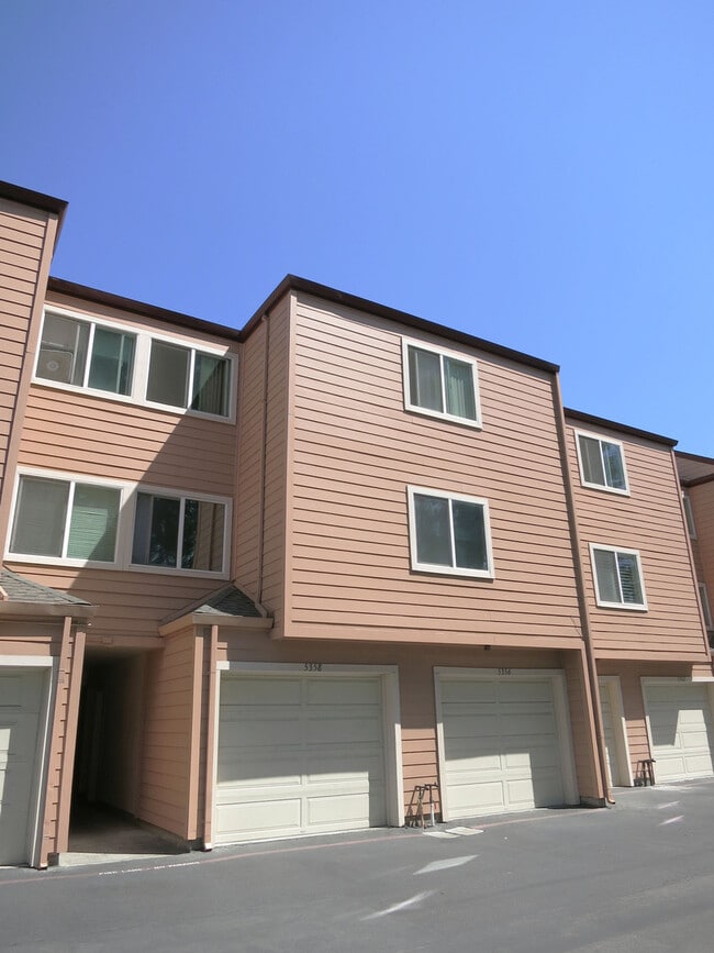 Photo - 3 bed/2 bath Upstairs condo! Hardwood floor, full kitchen, washer/dryer