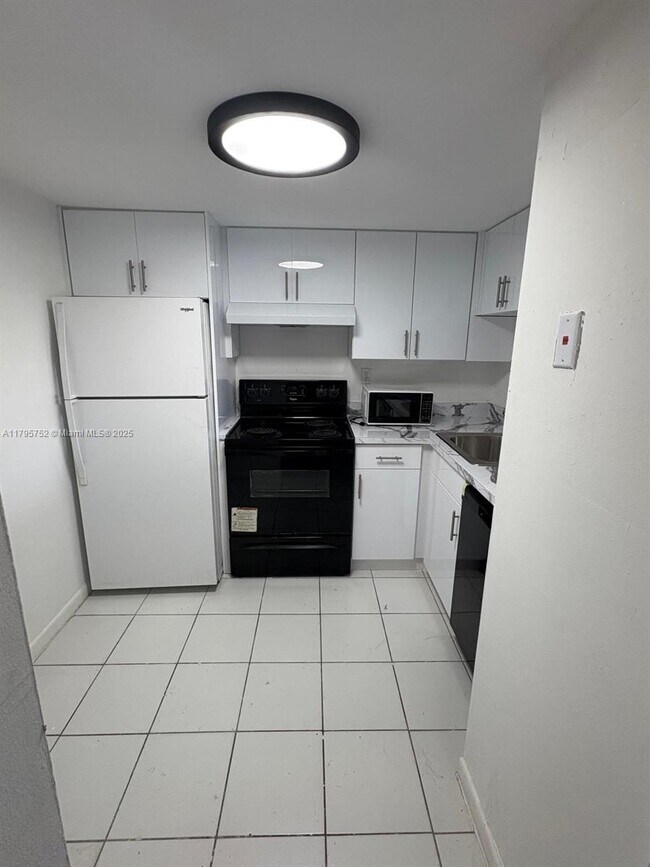 Photo - 484 NW 165th St Unidad A508