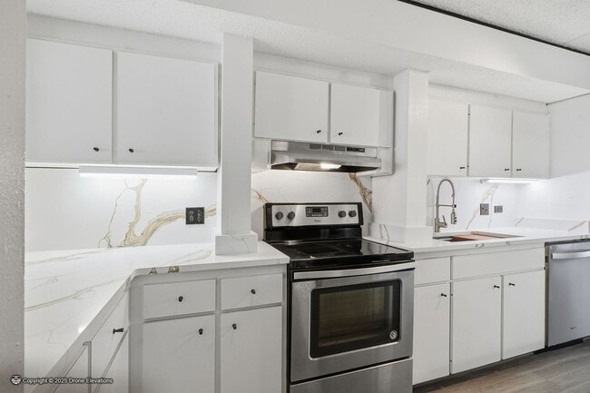 Building Photo - DOWNTOWN ~ Gene Leedy Townhouse ~ with Community Pool