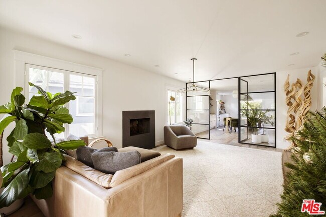 Photo - 601 Crestmoore Pl