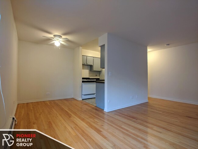 Photo - 531 W Aldine Ave Apartments Unit 401