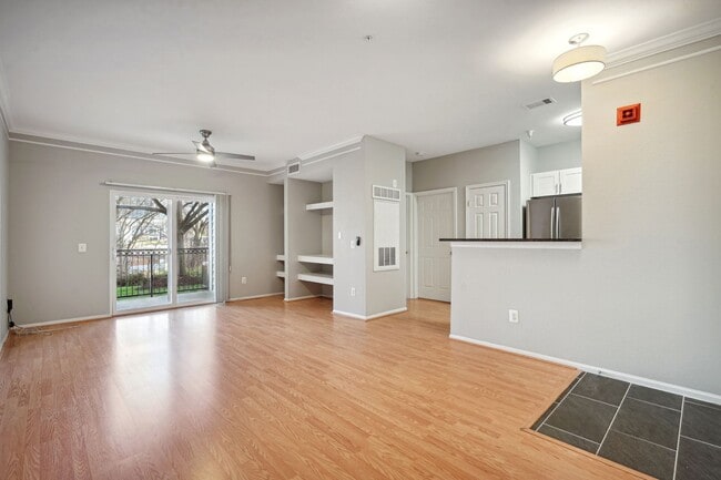 Building Photo - Updated 1br in control access building in Gates of Mclean.