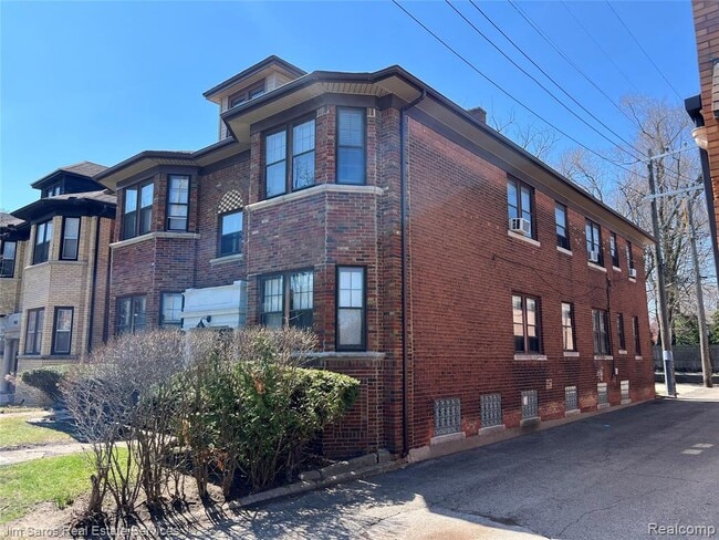 Photo - 987 Beaconsfield Ave Unit 2S