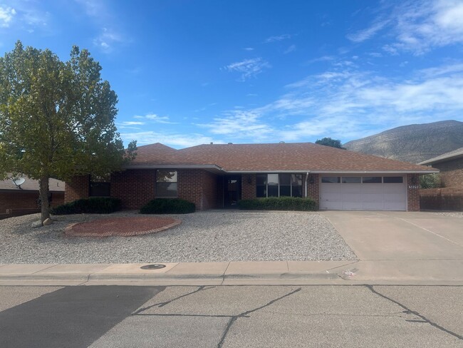 Building Photo - Beautiful Home in the Granada Hills area