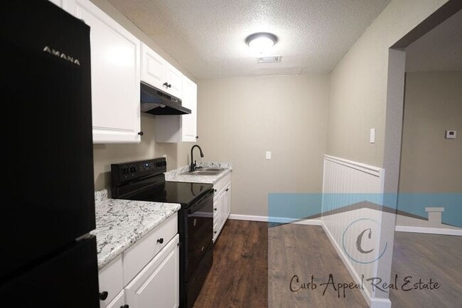 Photo - Recently renovated 1 bed, 1 bath apt - washer, dryer and utilities included!!