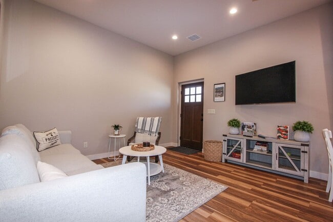 Building Photo - Furnished 2 Bedroom near downtown Prescott