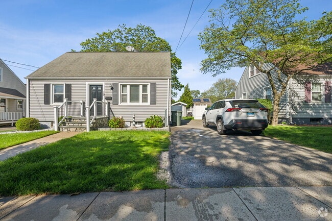 Building Photo - 19 S Kerema Ave Rental