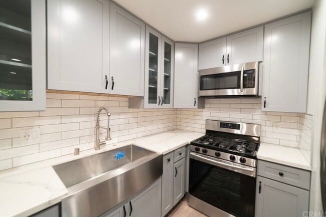 Building Photo - 1001 W MacArthur Blvd Unit 72