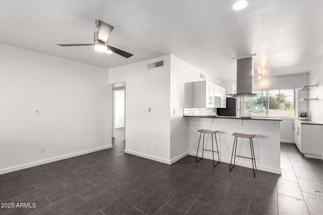 Building Photo - 749 E Montebello Ave Unit 228