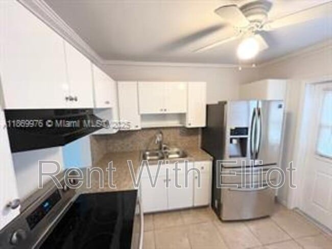 Building Photo - 2223 Park Ln