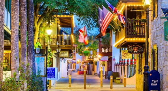 Building Photo - Coastal Townhouse, Fun Restaurants, Beaches and Shopping