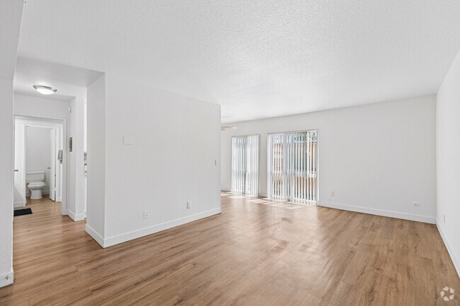 2BR, 2BA - 880SF - Living Room