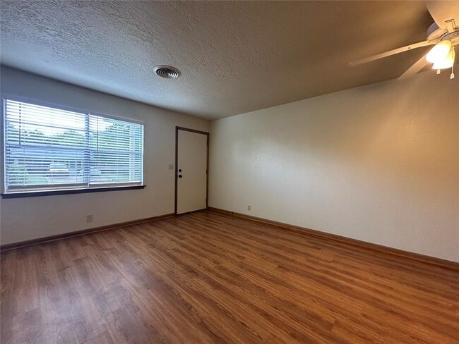 Photo - 2023 Delaware Ln
