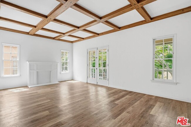 Building Photo - 140 S Camden Dr Unit 202