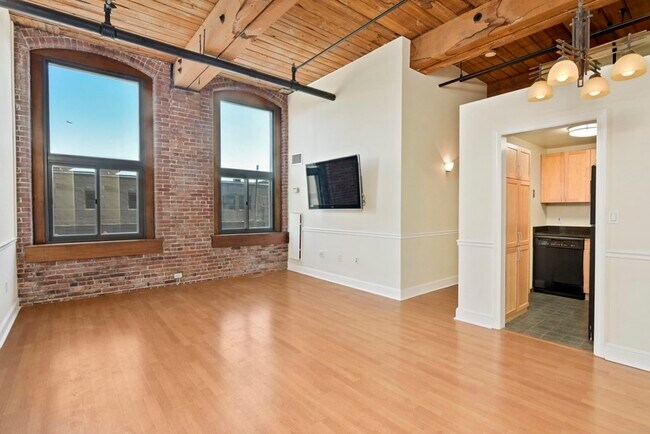 Photo - 320 W 2nd St