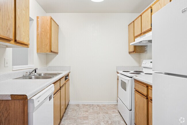 3BR, 2BA - 1,077SF - Kitchen - Broadway Commons