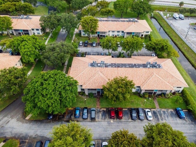 Building Photo - 9935 Pineapple Tree Dr Unit 202