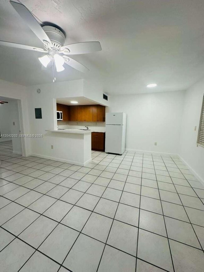 Building Photo - 1230 W 54th St Unit 202A