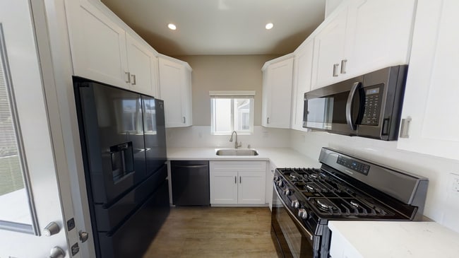 Photo - PRIVATE YARD!! 4BD/2BR, Corner of Tipton a...