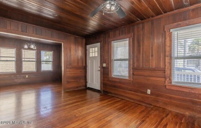 Photo - 1718 1st St N