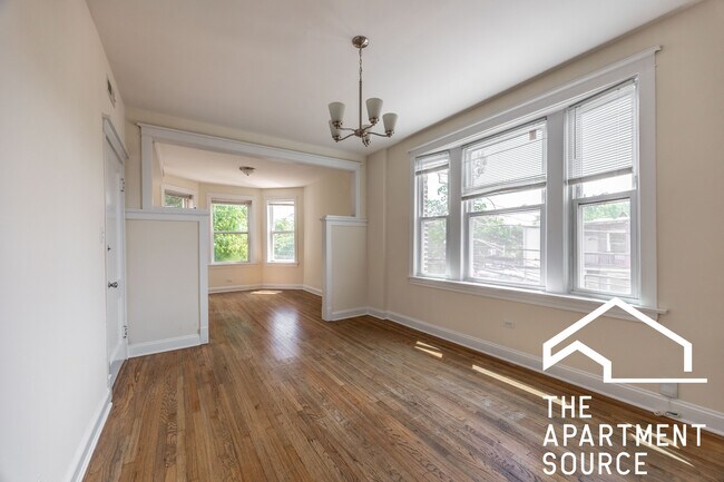 Photo - 2816 N Troy St Unidad 2F