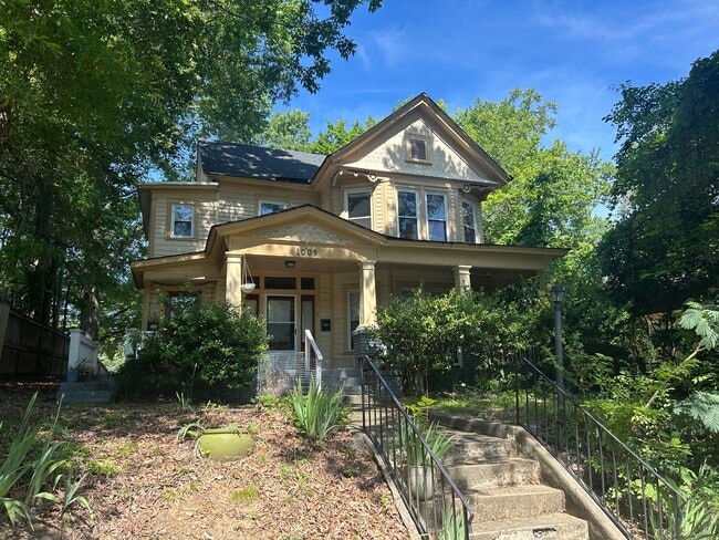 Building Photo - Spacious 3BR/2B duplex! Blocks to Duke! Unit A