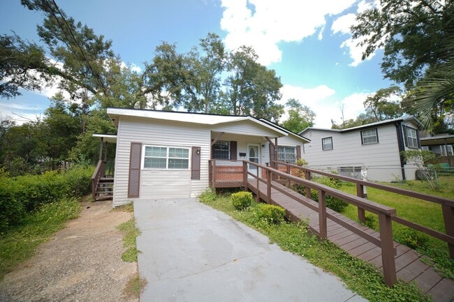 Building Photo - 3 Bed / 1 Bath Intown Neighborhood Rental