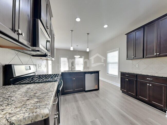 Photo - 185 National Dr