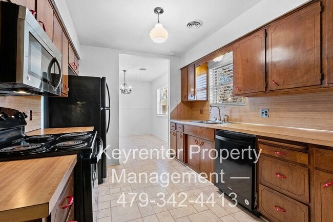 Building Photo - Beautiful Home in Springdale with Sunroom!