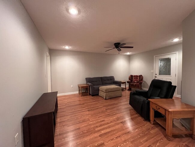 Photo - 671 Jenny St