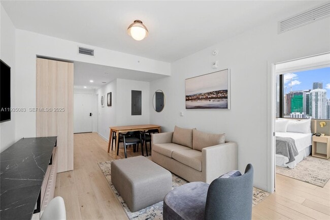 Photo - 225 N Miami Ave Unidad 2012