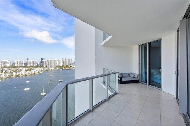 Building Photo - 17301 Biscayne Blvd Rental