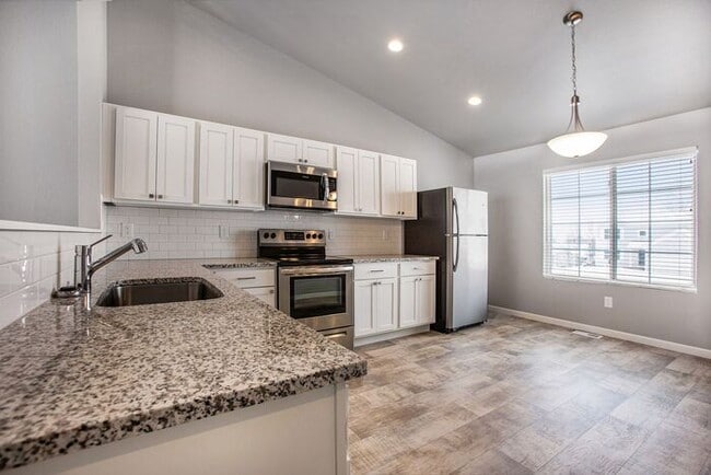 Photo - 910 Maycroft Rd