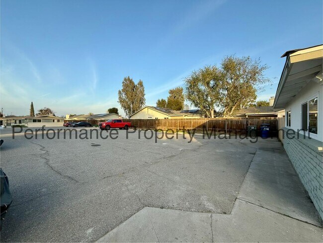 Photo - 3401 Squire Ln Unidad B