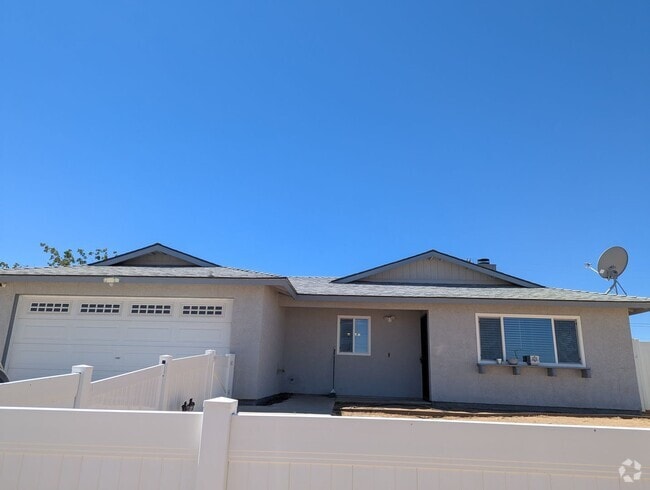 Building Photo - Spacious 3 Bedroom 2 Bath Home Available F...
