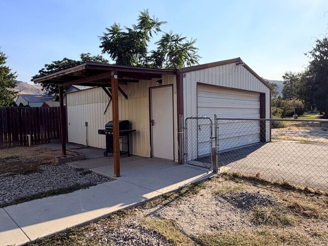 Photo - 1006 Cascade St