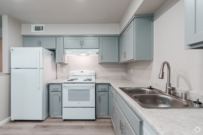 2BR, 2BA - 850SF - Kitchen