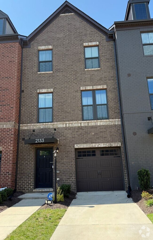 Building Photo - 3 Bedroom Townhouse - City Living with a G...