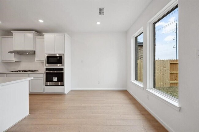 Photo - 21918 Wycombe Ter Wy