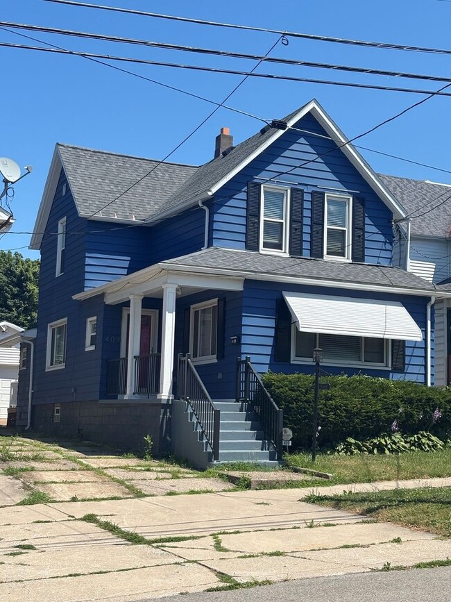 Building Photo - 409 Parade St