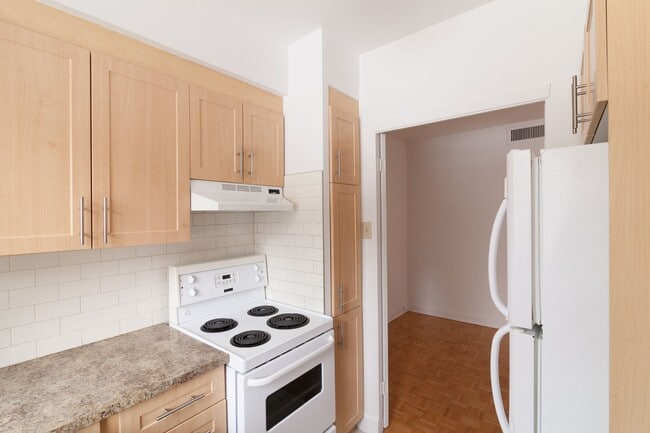 Building Photo - 3555 Chem. de la Côte-des-Neiges Unit 517